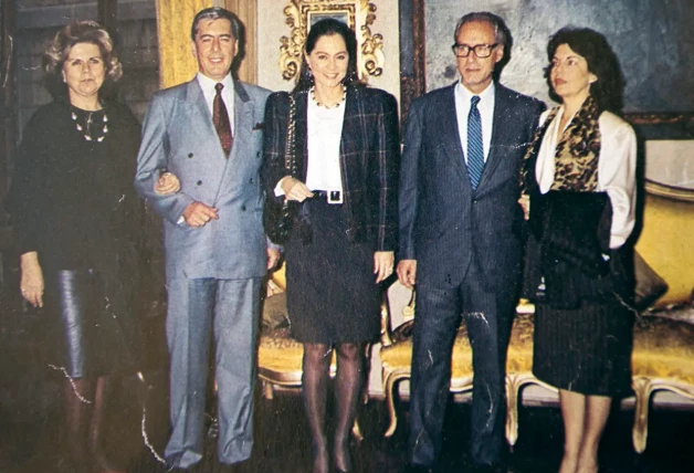 Mona Jiménez con Isabel Preysler y Miguel Boyer (entonces ya casados) que compartieron sus famosas lentejas con Mario Vargas Llosa y Patricia Llosa.