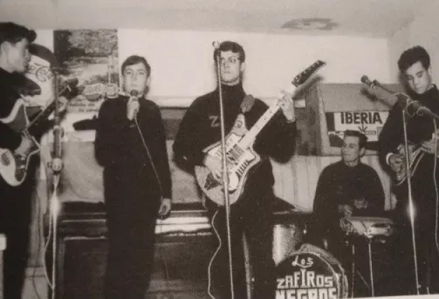 Tino Casal empezó como cantante en un grupo llamado Los Zafiros Negros.