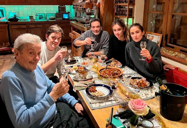 Alain Delon cenando con todos sus hijos.