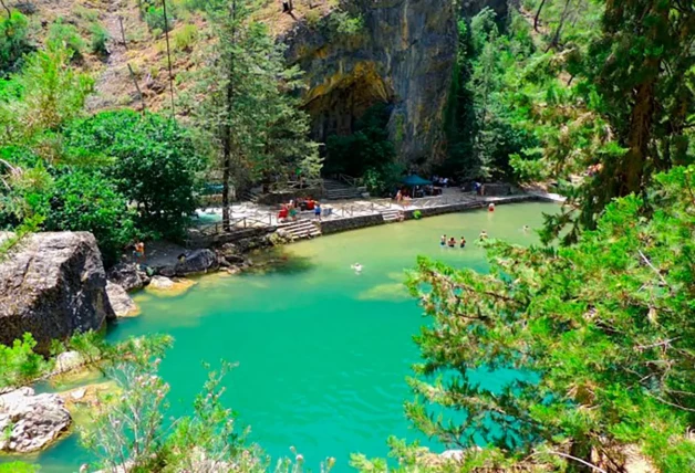 Jaen no es sólo famosa por su aceite sino por esta espectacular zona recreativa del Charco de la Pringue, donde bañarse en verano forma parte de la tradición más refrescante del lugar.