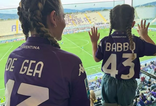 Edurne y su hija Yanay animan a David De Gea.