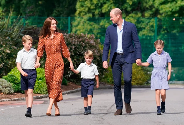 Kate y Guillermo llevan y recogen a sus hijos del colegio.