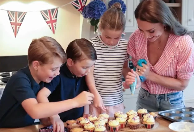 Kate cocinando cupcakes con sus hijos.