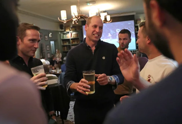 Cuando visitan a los padres de Kate, al matrimonio le encanta acudir al bonito pub Old Boot Inn. En la imagen, Guillermo toma una pinta con unos amigos.