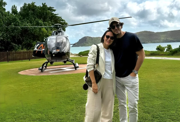 Tamara Falcó e Íñigo Onieva posando delante de un helicóptero.