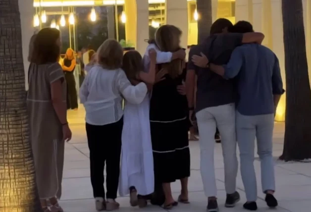 El abrazo de la familia de Caritina Goyanes.