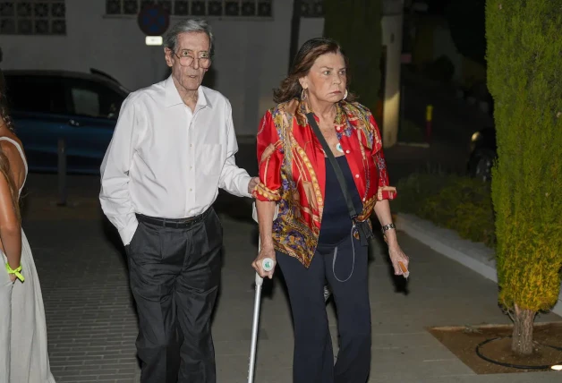 Marisa de Borbón y Alfonso de Borbón y Escasany a su llegada al tanatorio San Pedro de Alcántara, en Marbella, para darle el último adiós a la empresaria Caritina Goyanes.