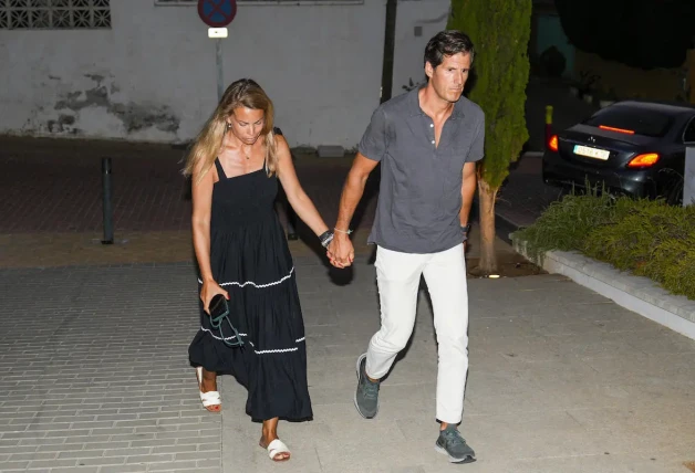 Carla Goyanes y su esposo Jorge Benguria a su llegada este lunes al tanatorio San Pedro de Alcántara, en Marbella, para darle el último adiós a la empresaria Caritina Goyanes. 2