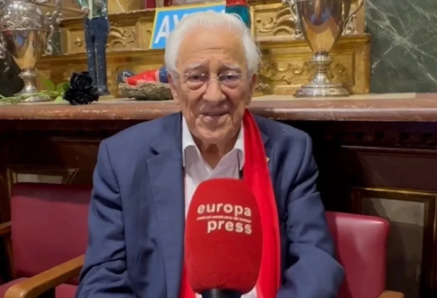 El Padre Ángel atendiendo a la prensa en la Iglesia de San Antonio.