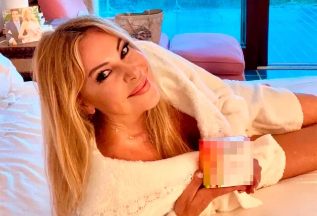 Ana Obregón posando recostada en la cama de su dormitorio en su casa de Mallorca