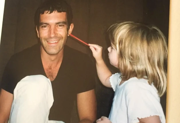 Stella del Carmen con su padre, Antonio Banderas.