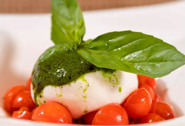 Ensalada Caprese con mozzarella, tomate y albahaca.