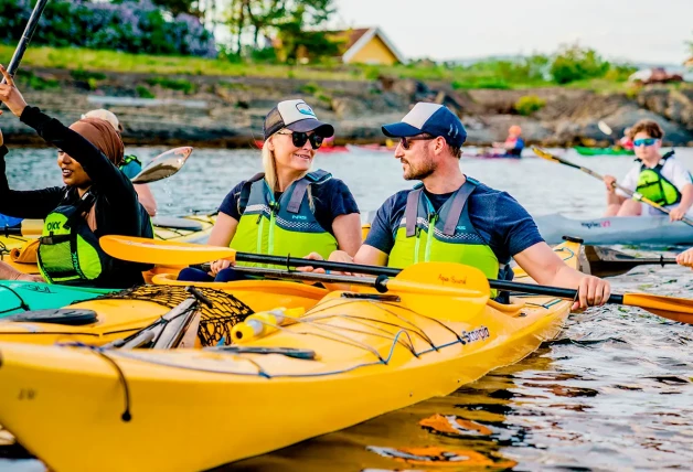 Haakon y Mette-Marit navegando juntos en kayak.