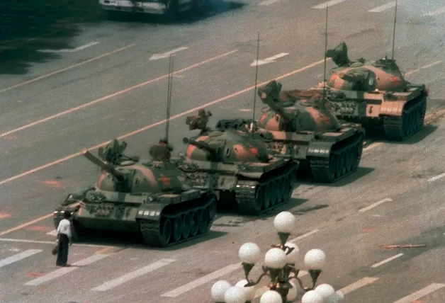 Un hombre solo y desarmado se plantó ante los tanques durante las protestas de la plaza de Tiananmén (Pekín, China) en 1989.