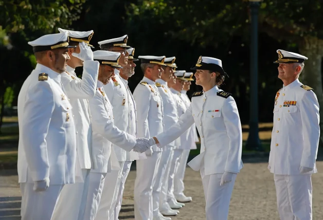 Leonor saluda a sus instructores en la Academia Naval.