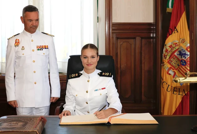 Leonor firmó en el libro de honor de la Academia Naval.