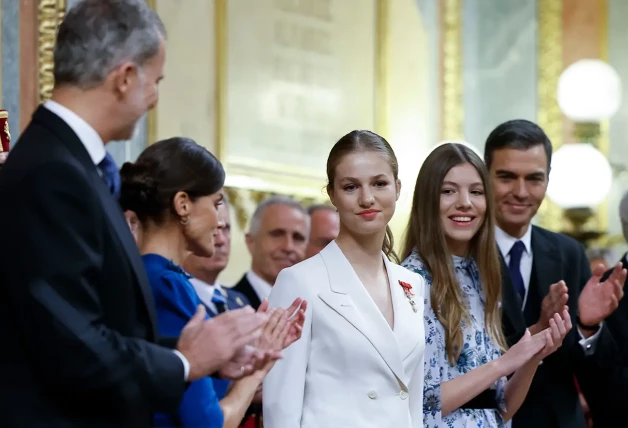 Leonor aplaudida por todos durante uno de los actos oficiales de su jura de la Constitución.