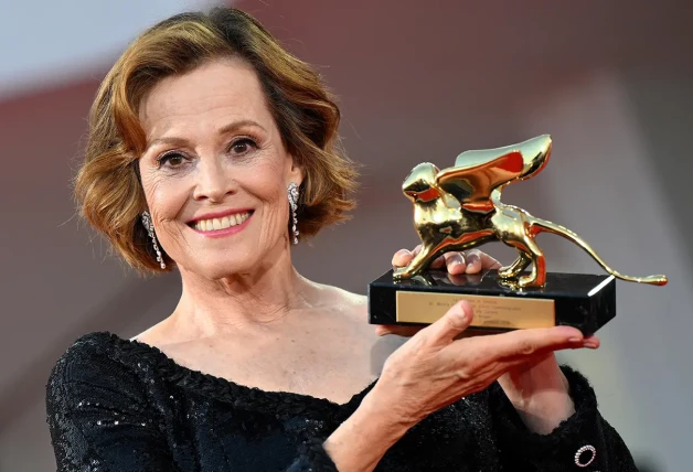 Sigourney Weaver recibió un león de oro a su trayectoria profesional.