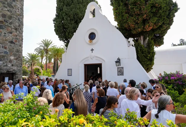 Capilla del funeral de Caritina Goyanes rodeada de familiares y amigos