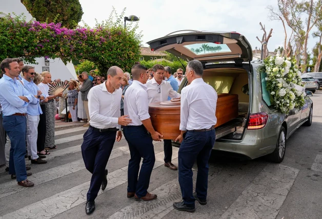 El féretro con los restos mortales de Caritina a su llegada al lugar del entierro.