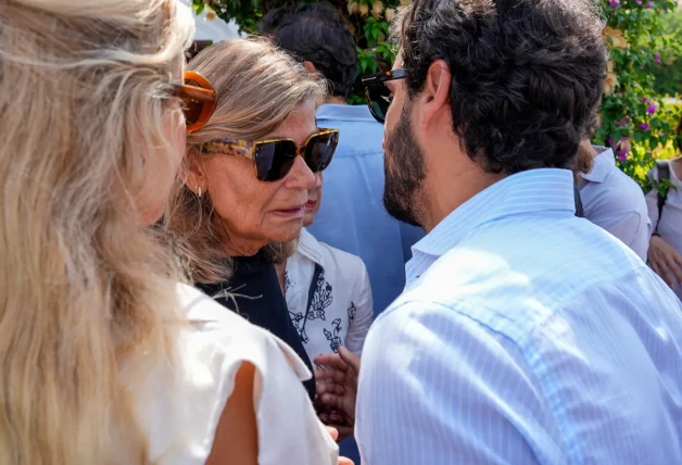 La madre de Caritina Goyanes rodeada de familiares y amigos en el funeral de su hija