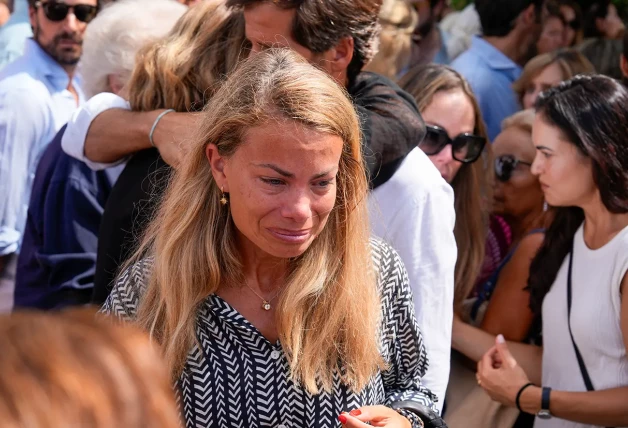 Carla Goyanes llora durante el funeral de su hermana Caritina Goyanes