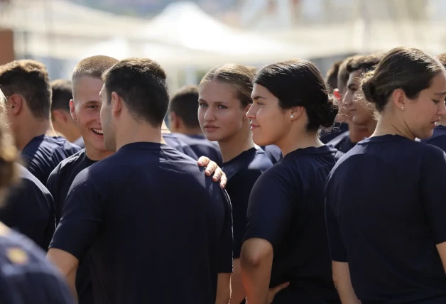 La Princesa de Asturias participa en una competición deportiva inter brigadas junto a sus compañeros.