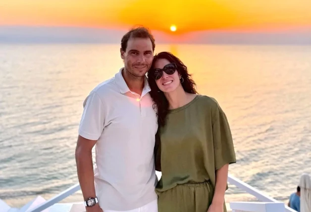 Rafa Nadal y Mery Perello posan juntos ante una puesta de sol