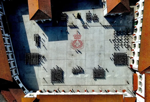 Patio de la academia con sus cadetes en formación.