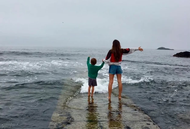 Sara Carbonero delante del mar con su hijo.