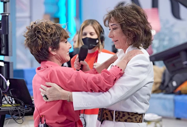 Sonsoles Ónega y Ana Rosa Quintana abrazándose en televisión