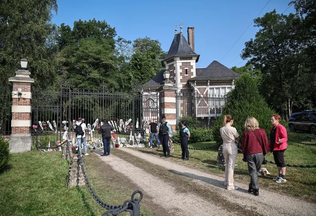 Verja de la casa de Alain Delon llena de flores.