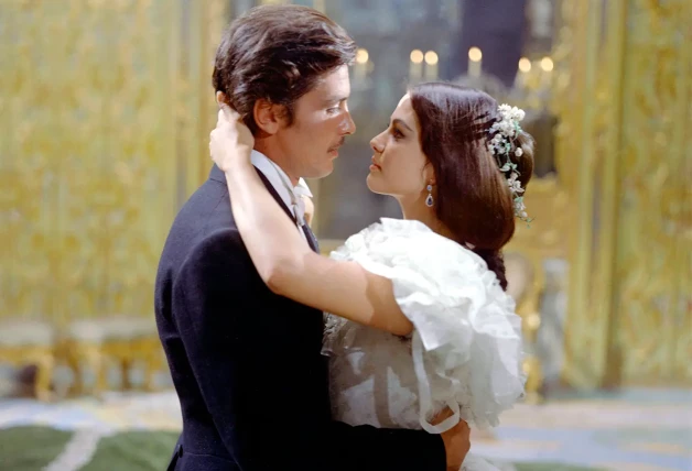 Alain Delon abraza a Claudia Cardinale en 'El gatopardo'.