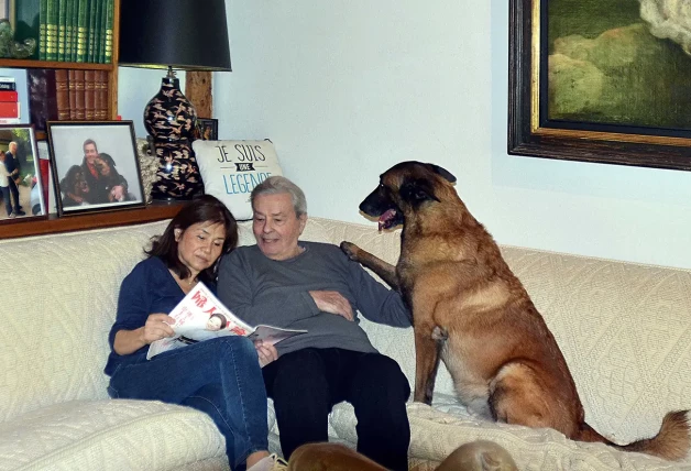 La familia de Delon no ha cumplido su deseo de que, tras morir, se sacrificara a su perro Loubo (en la foto) y lo enterraran con él.