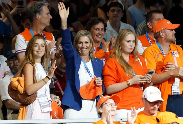 La reina Máxima de los Paises Bajos saluda desde las gradas junto a sus hijas la princesa Amalia y la princesa Ariane y su esposo el rey Guillermo al comienzo del partido de balonmano entre España y Holanda en los Juegos Olímpicos París 2024