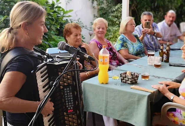 María Jesús y su acordeón actuando en una comida benéfica