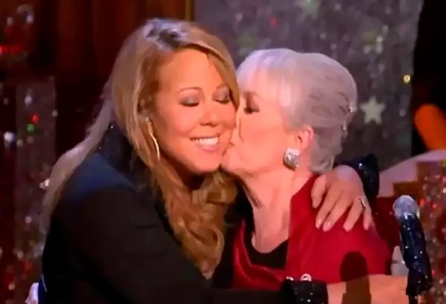 Mariah Carey recibiendo un beso de su madre.