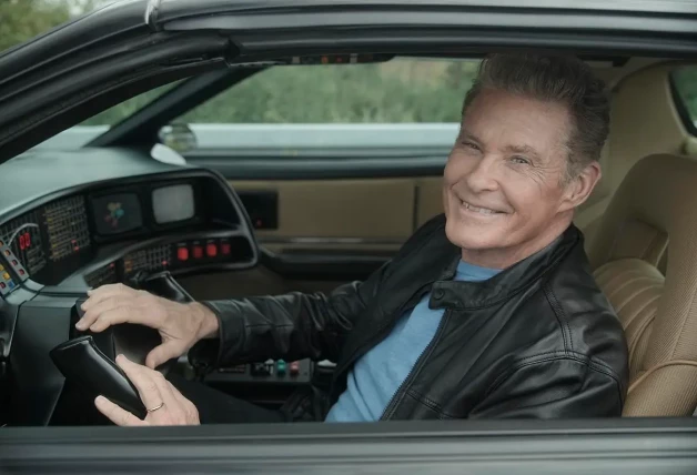 David Hasselhoff posando dentro del coche fantástico