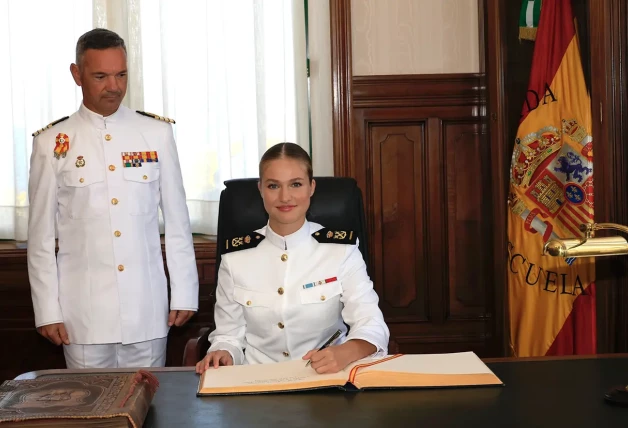 La princesa Leonor firmando en el libro de honor de la escuela naval.