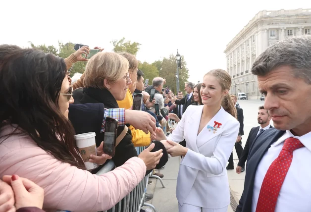 Leonor saludando a la gente