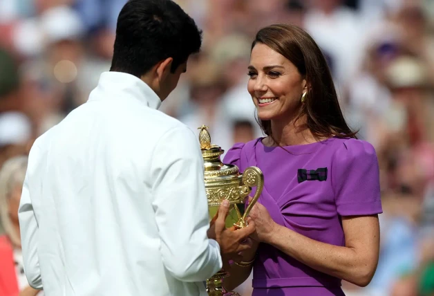 Kate Middleton entregando el trofeo de campeón de Wimbledon a Carlos Alcaraz.