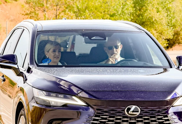 Felipe VI conduciendo un coche con la infanta Cristina de copiloto.