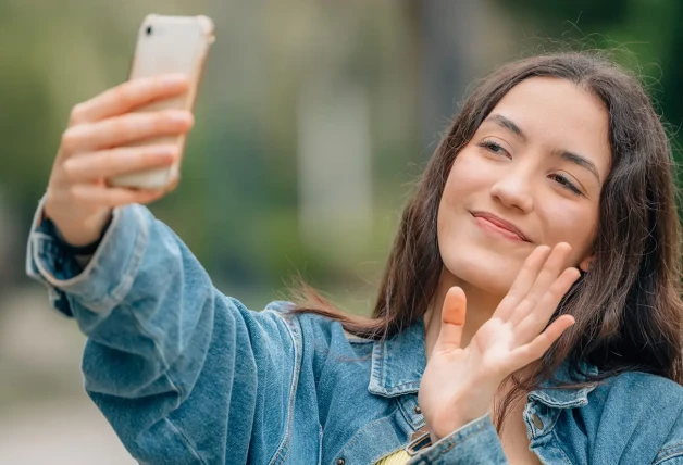 Chica haciéndose un selfi