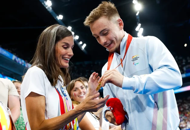 Letizia felicitando al nadador Iñigo Llopis, ganador de una medalla.