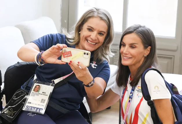 Letizia tomándose un selfi con una miembro del comité olímpico.