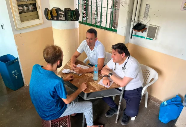 Javier Casado atendiendo a un preso