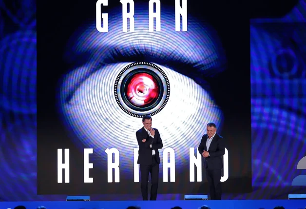 Ion Aramendi y Jorge Javier Vázquez ante el logotipo de Gran Hermano