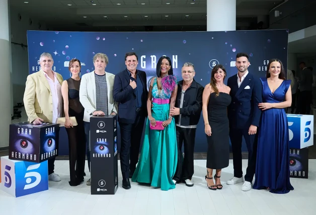 Ion Aramendi y Jorge Javier Vázquez posan junto a colaboradores y ex concursantes.