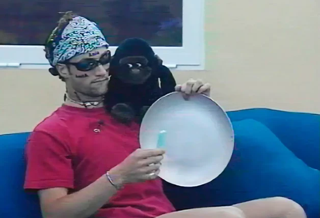 Ismael Beiro con un mono de peluche en Gran Hermano.