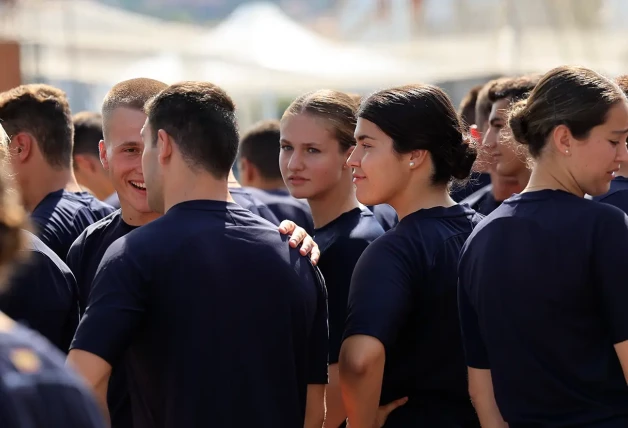 La princesa Leonor en la escuela naval rodeada de compañeros